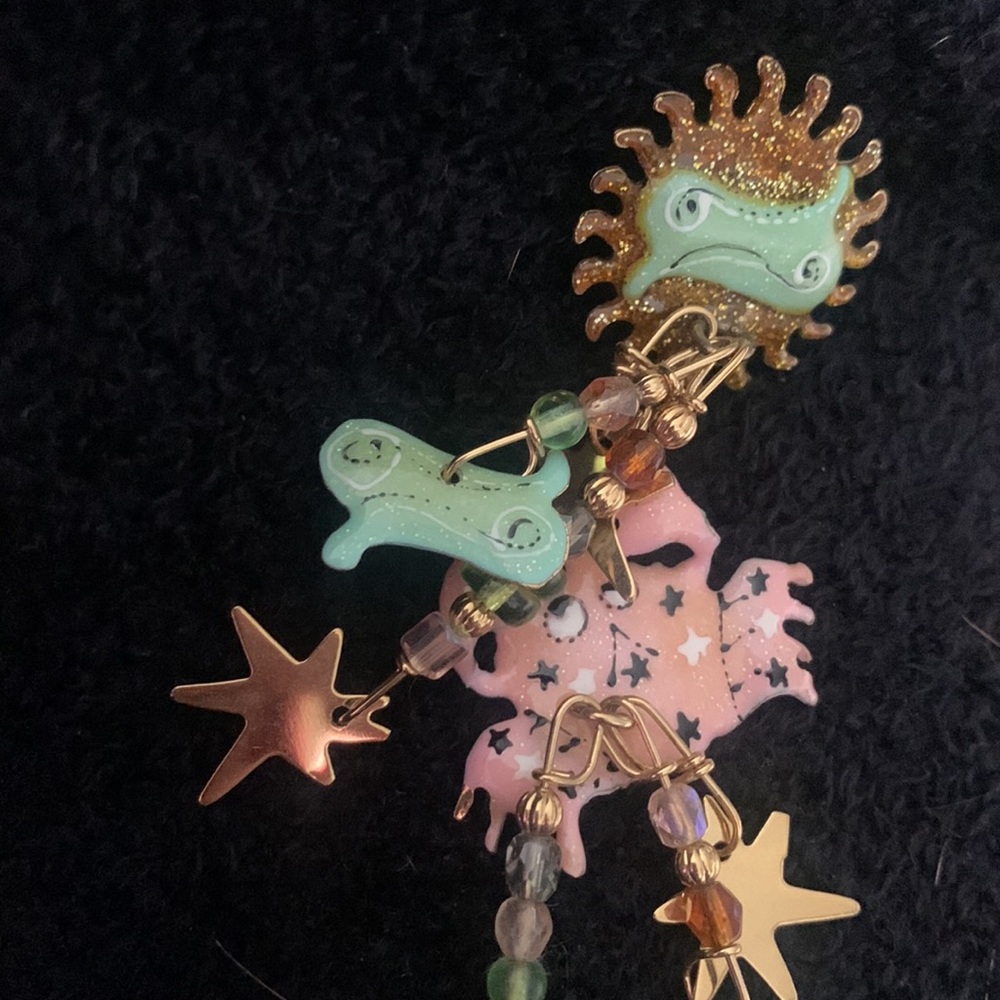 ♋️Cancer 🦀 “Lunch at the Ritz” horoscope earrings - Picture 4 of 4